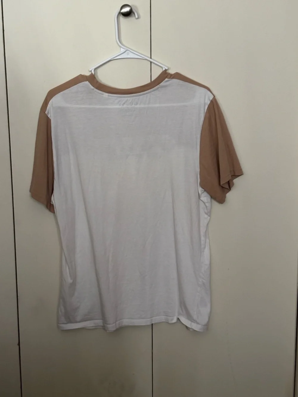 GUESS Two-Tone Tan and White Men’s Short Sleeve Tee - Picture 2 of 2